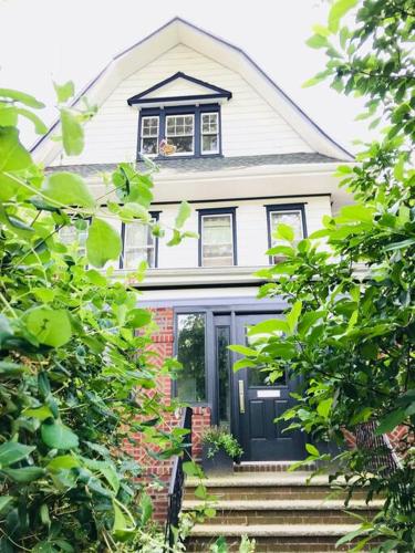 The Griffin B and B, Private two bedroom suite in Victorian Ditmas Park