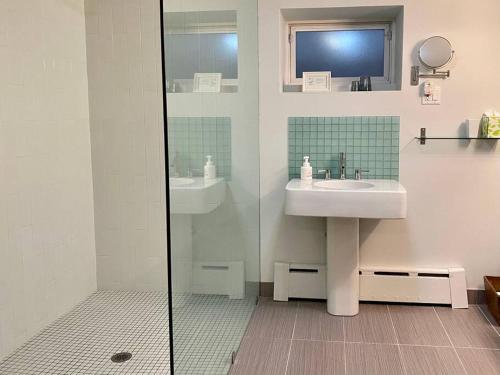The Griffin B and B, Private two bedroom suite in Victorian Ditmas Park in Brooklyn, USA