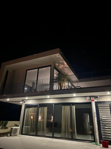 Oceanfront Private Pier waterfront Caribbean sea Villa in לגון