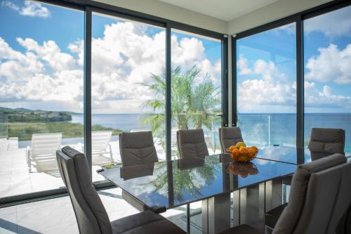 Oceanfront Private Pier waterfront Caribbean sea Villa in לגון