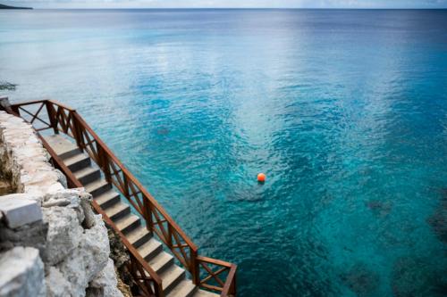 Oceanfront Private Pier waterfront Caribbean sea Villa in לגון