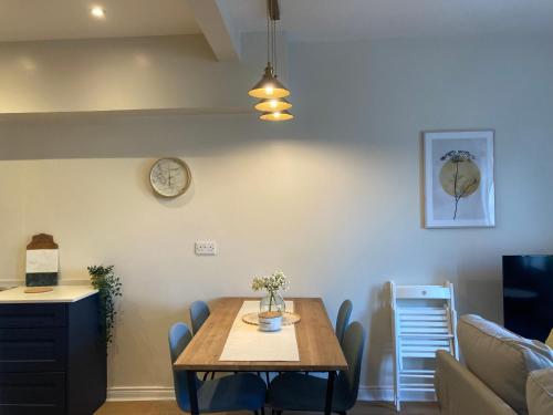 Konyha, Smart 4K TVs in all bedrooms double vanity sink in Bloomfield