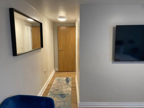 Létesítmények, Smart 4K TVs in all bedrooms double vanity sink in Bloomfield