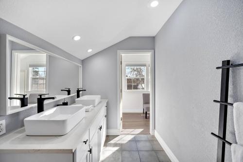 Stylish Entertainment Oasis ~ HotTub, Theater, Gym in Denver, USA