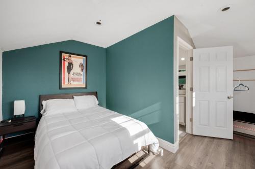 Stylish Entertainment Oasis ~ HotTub, Theater, Gym in Denver, USA