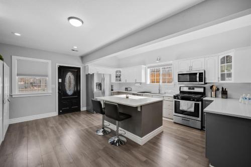 Stylish Entertainment Oasis ~ HotTub, Theater, Gym in Denver, USA