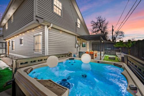 Stylish Entertainment Oasis ~ HotTub, Theater, Gym in Denver, USA