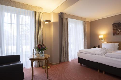 2 twin beds, 1 sofa bed