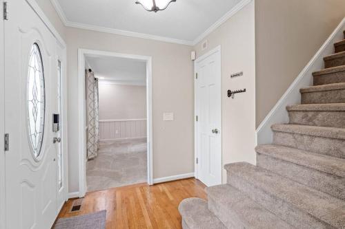 Beautiful Home Walking Distance to Elon University in Elon, USA