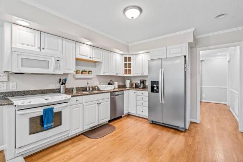 Beautiful Home Walking Distance to Elon University in Elon, USA
