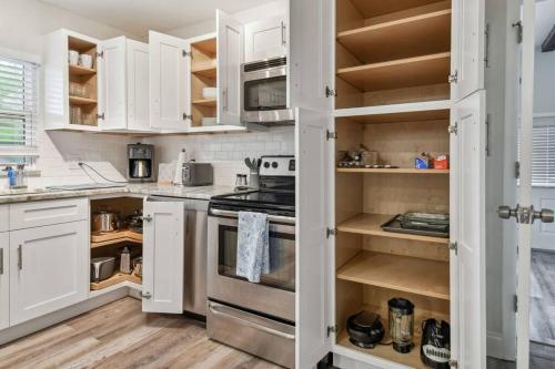 Chic & Cozy 3 Bed/2 Bath House Near Beaches in Largo, USA