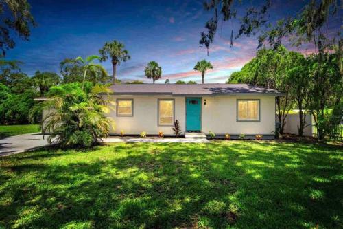 Chic & Cozy 3 Bed/2 Bath House Near Beaches in Largo, USA