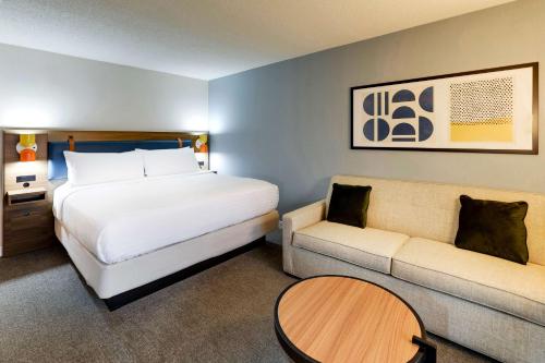 1 king bed, 1 sofa bed