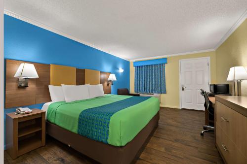 Standard King Room - Non-Smoking