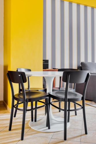 Yellow Stripes Apartment - San Giovanni by RHR, Rom (Foto 4)