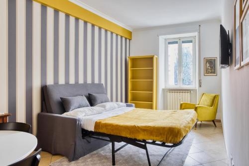 Yellow Stripes Apartment - San Giovanni by RHR, Rom (Foto 6)