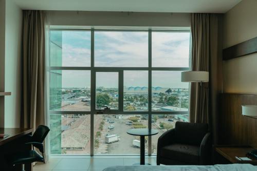 Standard King Room with City View image 6