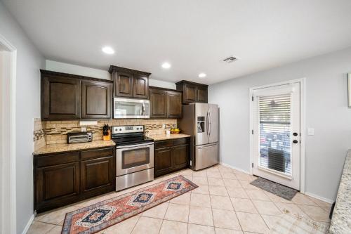 4 Bdrm, 3ba,fire Pit, Grill, 1 Block To Tu near River Parks