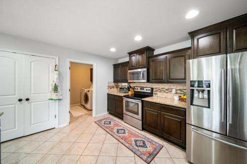 4 Bdrm, 3ba,fire Pit, Grill, 1 Block To Tu near River Parks