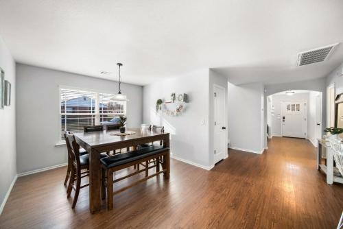 4 Bdrm, 3ba,fire Pit, Grill, 1 Block To Tu near River Parks