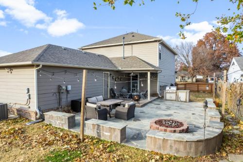 Fire Pit, Gas Grill, Huge Home, Walk To Tu