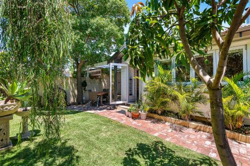 Garden, Cottage Gem - 2br Parkside Retreat in Perth