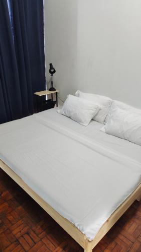 2 Bedroom condo near St. Luke's Medical Center Quezon City, Манила