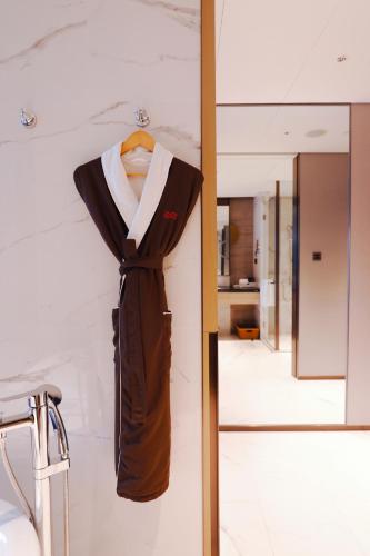 Crowne Plaza Foshan Nanhai-an IHG Hotel-Guangzhou South Railway Station Free Shuttle Bus