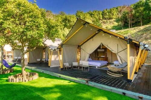 山上種樹 l 苗栗豪華懶人露營Glamping l 柴燒泡湯 l 可包區森林系狩獵帳 l 牛樟森林休閒農場