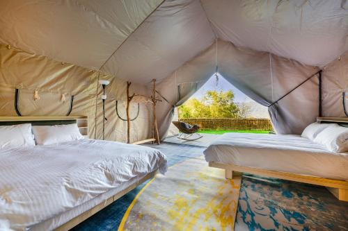 山上種樹 l 苗栗豪華懶人露營Glamping l 柴燒泡湯 l 可包區森林系狩獵帳 l 牛樟森林休閒農場