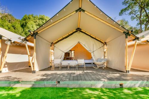 山上種樹 l 苗栗豪華懶人露營Glamping l 柴燒泡湯 l 可包區森林系狩獵帳 l 牛樟森林休閒農場