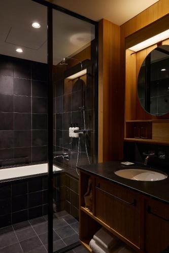 Standard King Room image 8