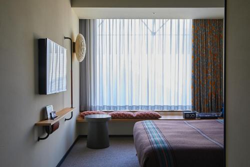 Deluxe King Room image 10