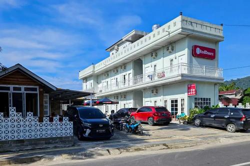 Фасада на хотела, RedDoorz Syariah near Kantor Bupati Pantai Pandan Sibolga in Aek Tolang