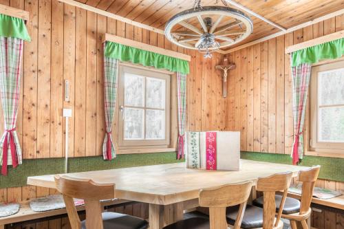 บริการและสิ่งอำนวยความสะดวก, Hauserlhütte (Hauserlhutte) in เซเดอร์เฮาส์