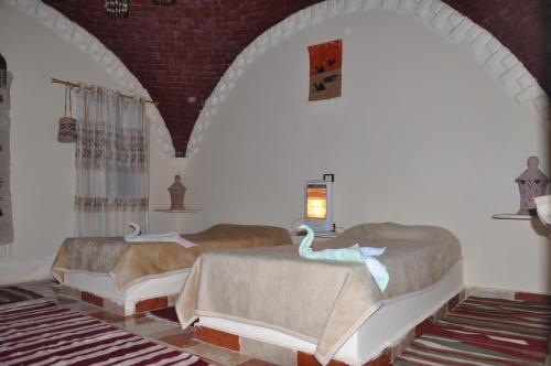 2 twin beds