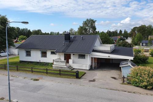 Mysigt hus med 9 sovrum nära natur och SCA & Hamn