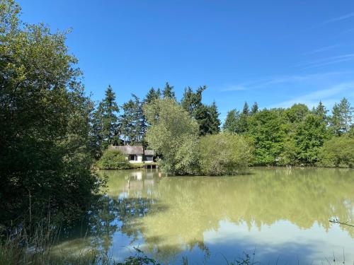 . Cottage du Diot, son lac et son île