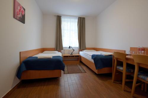 2 twin beds