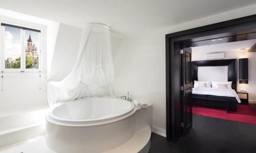 Le Theatre Room Type - Suite