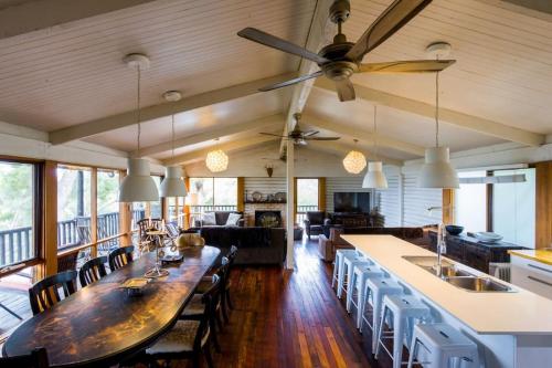 Beautiful Large Home, Big Bay Views, Open Fire – khách sạn tại Bãi biển Hyams