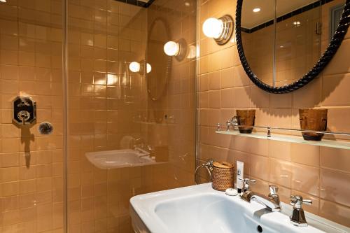 518818460 Hotel Florida Paris