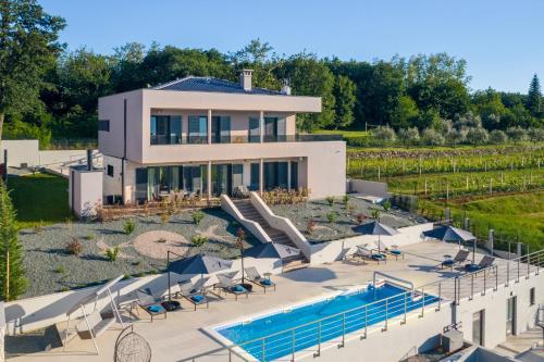 Luxury Villa Callista with large garden and Pool Heating