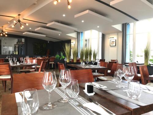 LOGIS Hôtel & Restaurant - Les Bords de Seine (LOGIS Hotel & Restaurant - Les Bords de Seine) in La Roche-Guyon