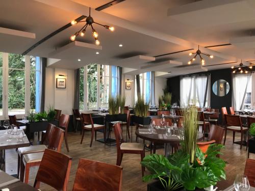 LOGIS Hôtel & Restaurant - Les Bords de Seine (LOGIS Hotel & Restaurant - Les Bords de Seine) in La Roche-Guyon