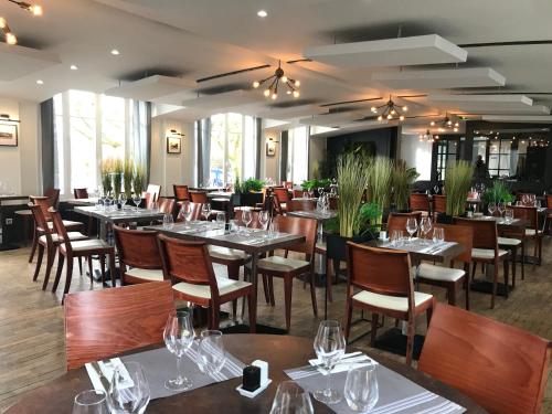 LOGIS Hôtel & Restaurant - Les Bords de Seine (LOGIS Hotel & Restaurant - Les Bords de Seine) in La Roche-Guyon