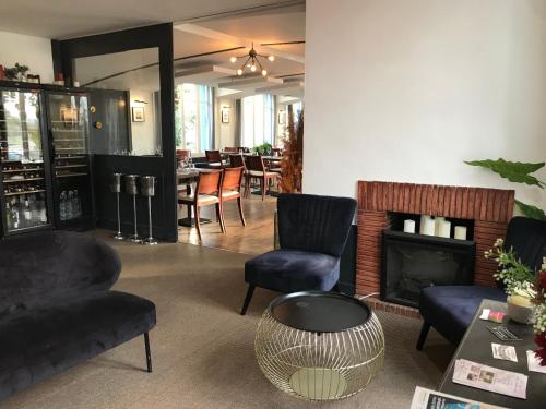 LOGIS Hôtel & Restaurant - Les Bords de Seine (LOGIS Hotel & Restaurant - Les Bords de Seine) in La Roche-Guyon