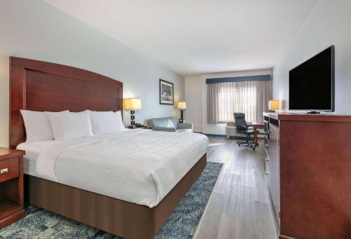 Deluxe Executive King Room with Mobility/Hearing Impaired Access - Non-Smoking
