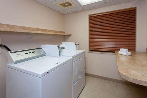 GrandStay Hotel & Suites Peoria - main image