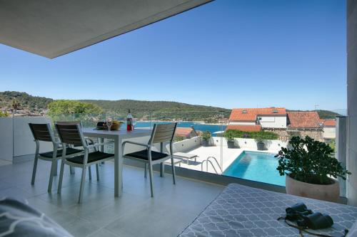 The Pool House Vis